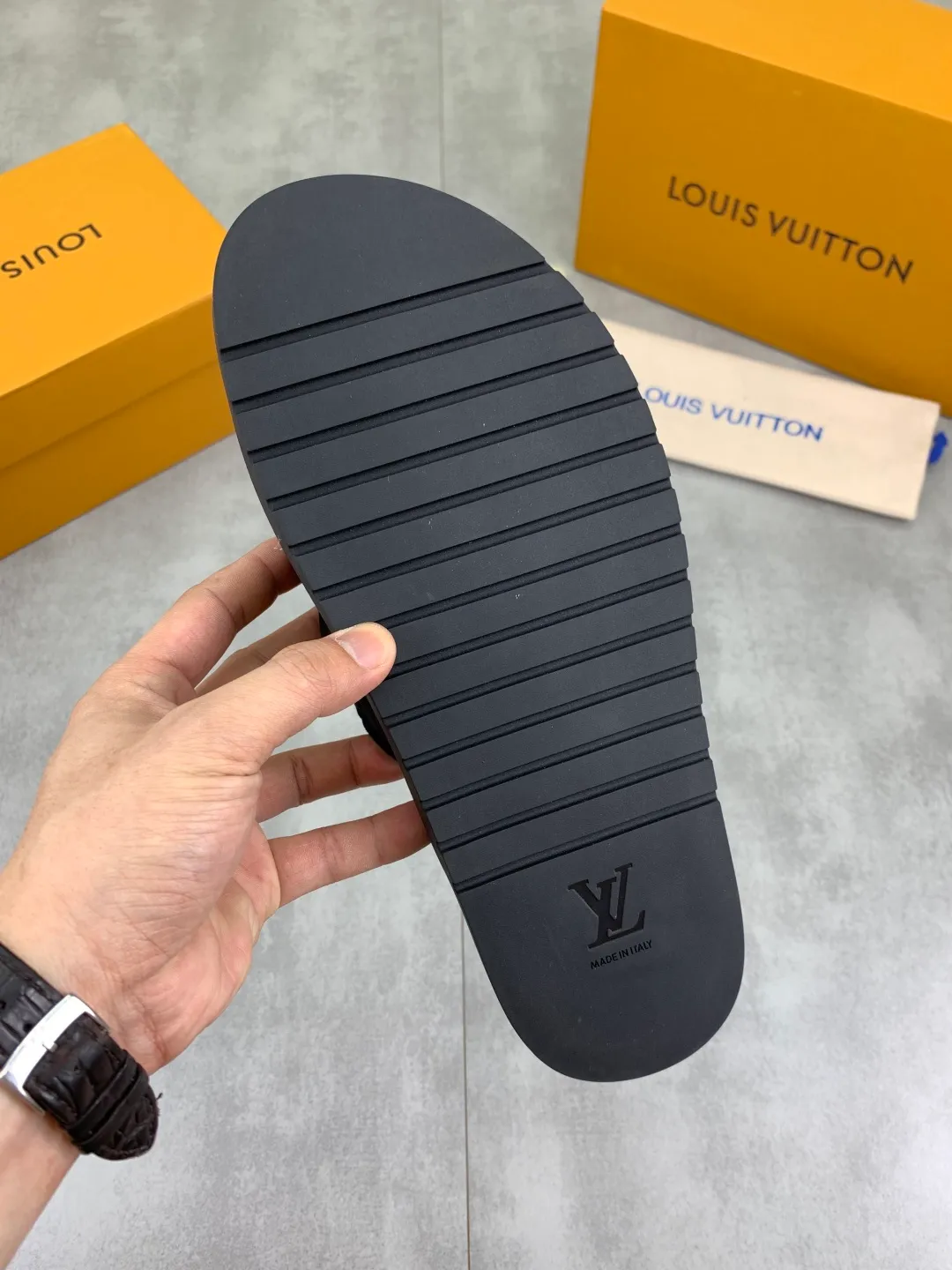 Men's shoes 💰P320 💰[New style]🆘 Original quality [LOUIS VUITTON] The popular Louis Vuitton LV men's slippers on the official website are on sale simultaneously! Original fabric imported from Italy, original factory special supply, code number: 38-44 (45 customized), many colors available